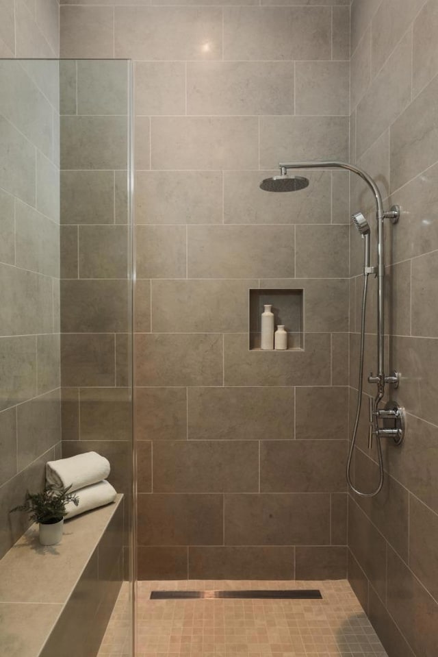 bathroom featuring tiled shower