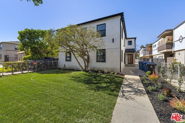 view of front of home featuring a front lawn