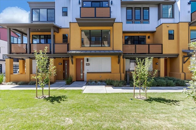 view of front of property with a front lawn