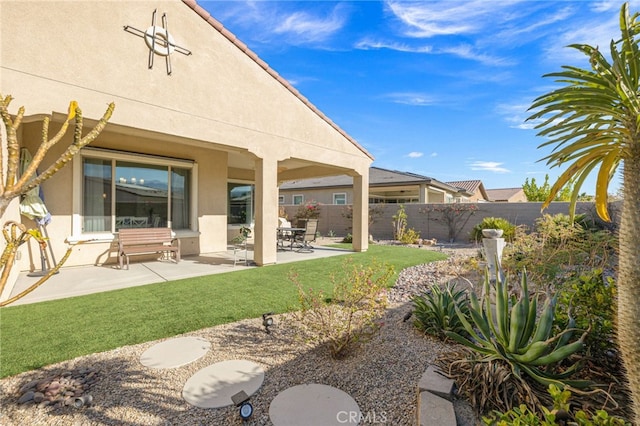 view of yard featuring a patio area