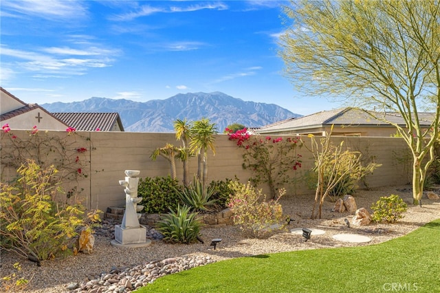 view of yard with a mountain view