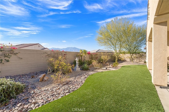 view of yard featuring a mountain view