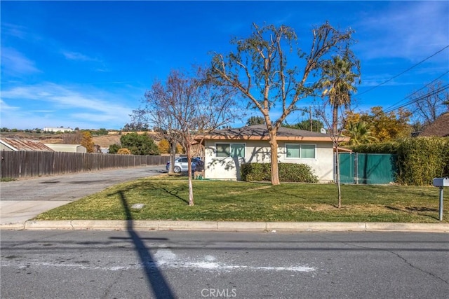 single story home featuring a front yard