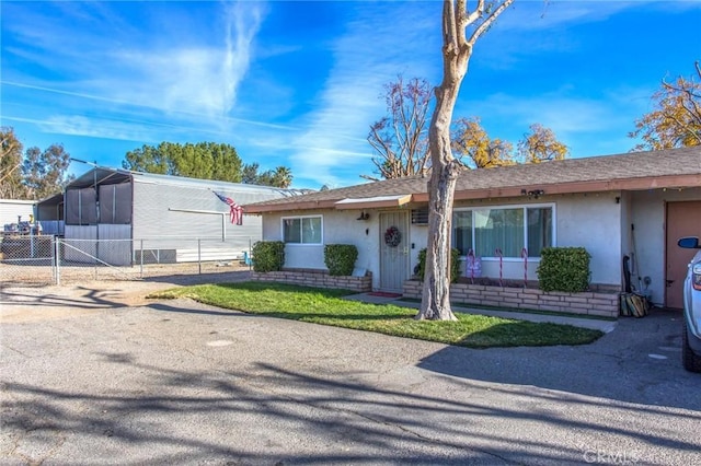 ranch-style house featuring a front lawn