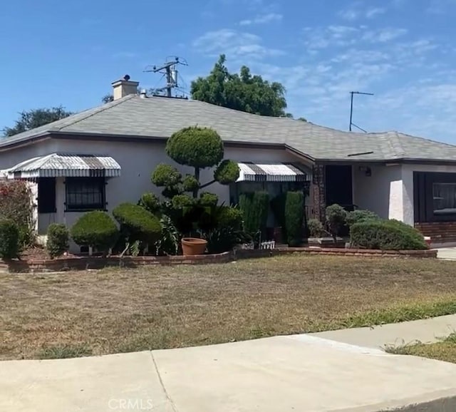 view of front of house featuring a front yard