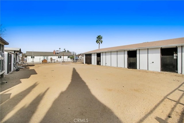 view of yard featuring an outdoor structure