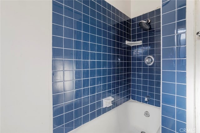 bathroom featuring tiled shower / bath