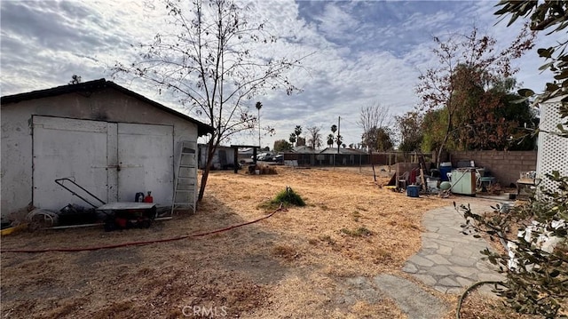 view of yard featuring a shed