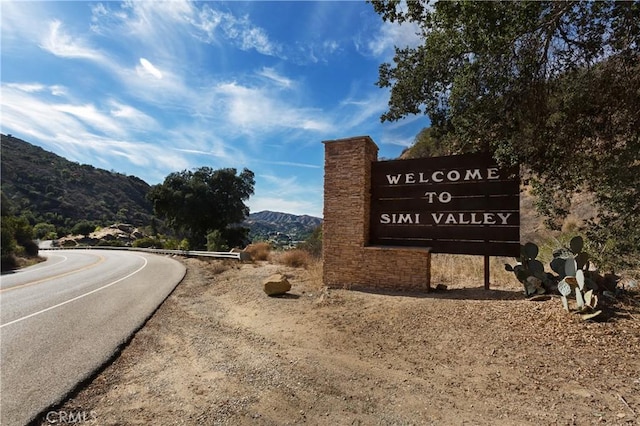 community / neighborhood sign featuring a mountain view