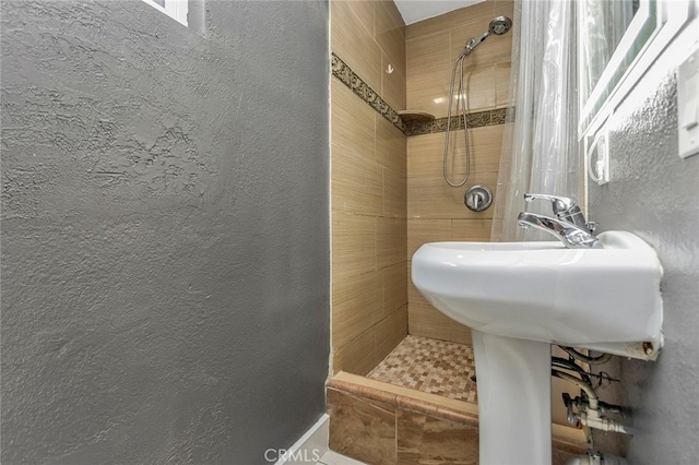 bathroom featuring a tile shower