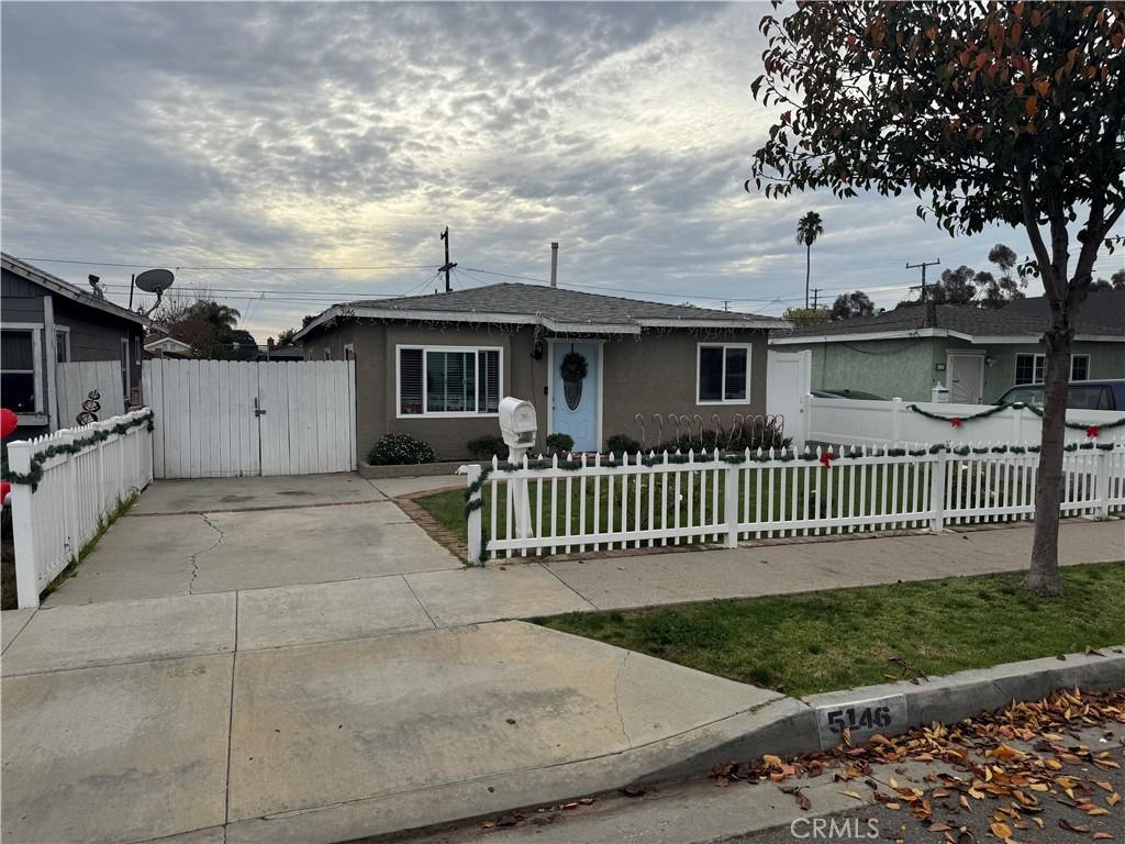 ranch-style house featuring a front lawn