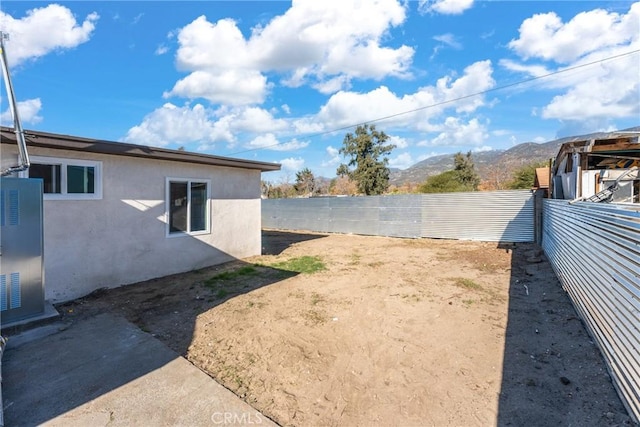 view of yard featuring a mountain view