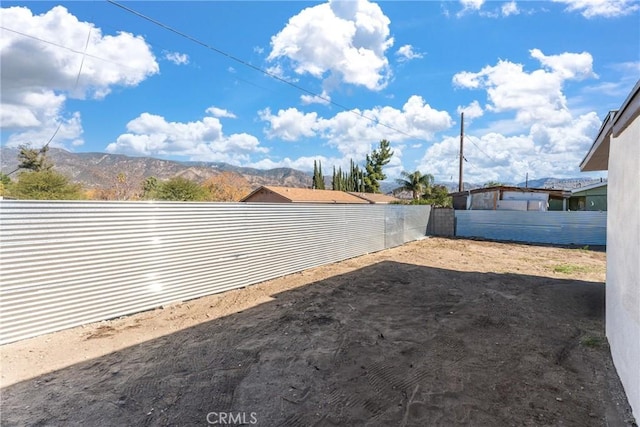 view of yard featuring a mountain view