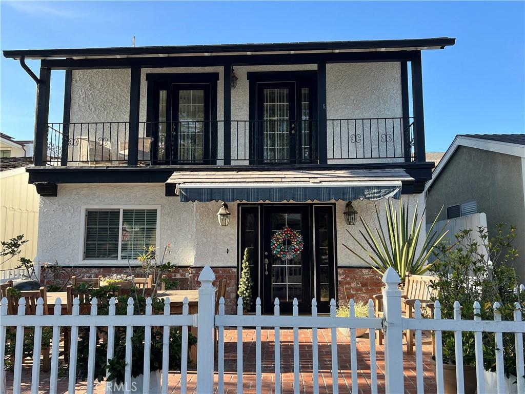 view of front of property with a balcony