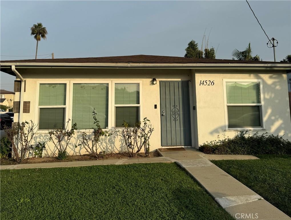 view of front of house with a front lawn