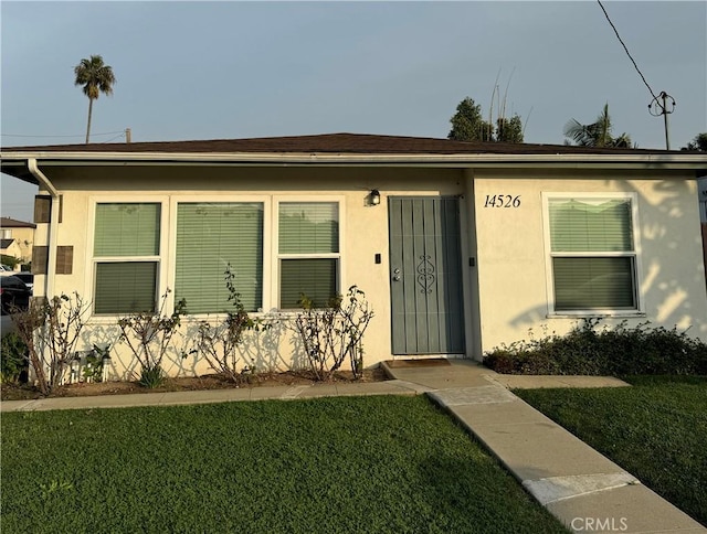 view of front of house with a front lawn