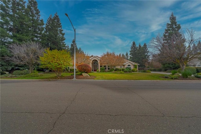 view of front of home featuring a front lawn