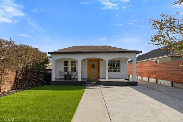 view of front of property featuring a front lawn and a porch