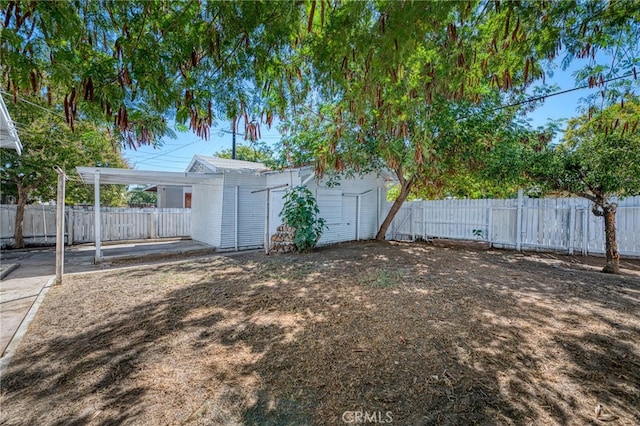 view of yard featuring a shed