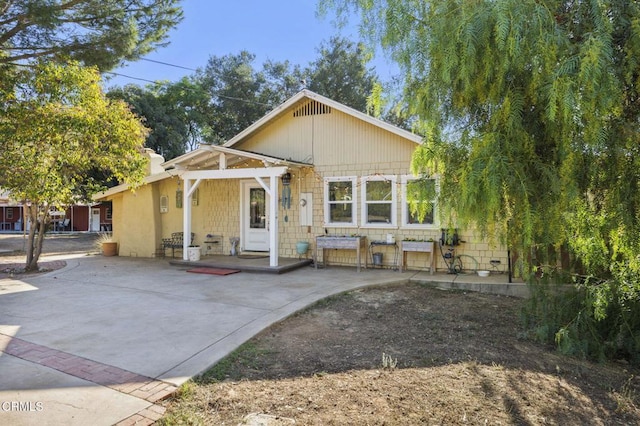 bungalow-style house with a patio