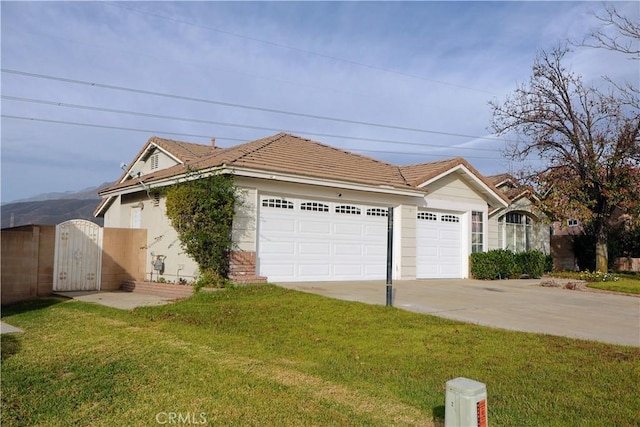 view of front facade featuring a front yard