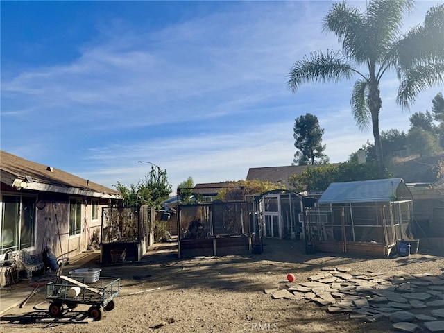 view of yard with an outdoor structure