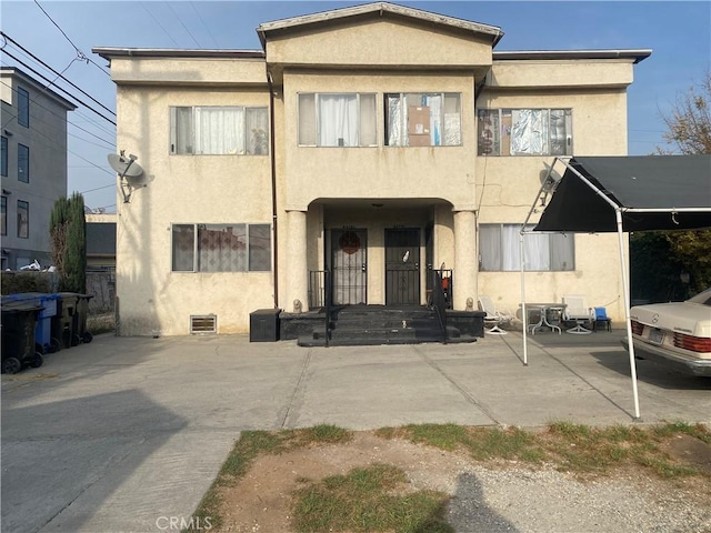 townhome / multi-family property featuring a patio