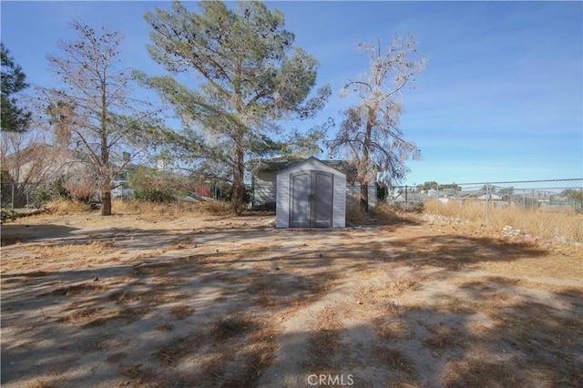 view of yard featuring a shed