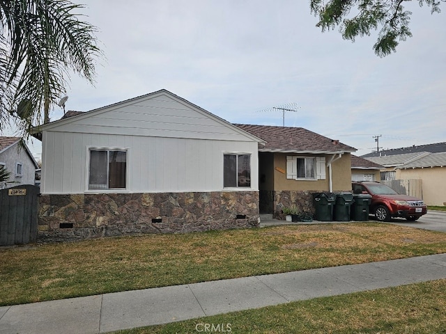 view of front of property featuring a front lawn