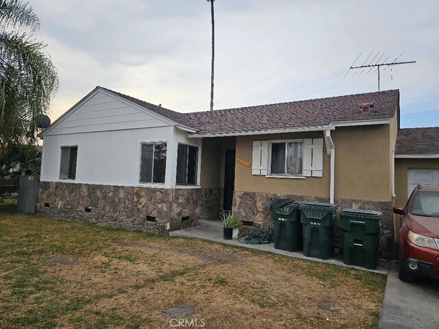 view of front of home featuring a front lawn