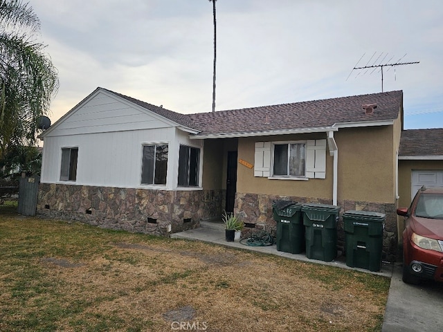 view of front of property featuring a front lawn