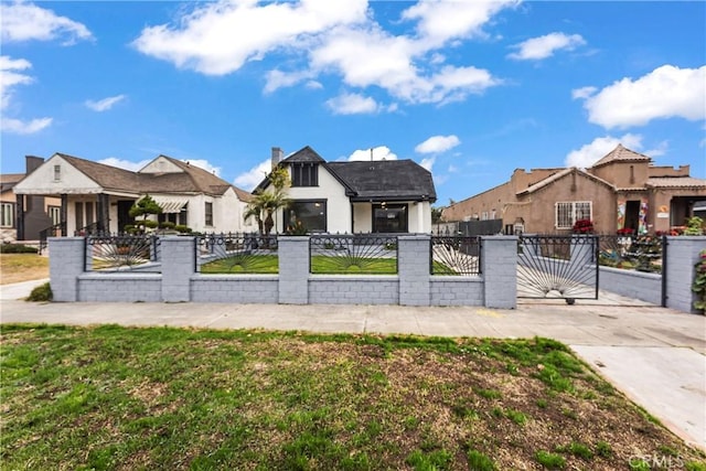 view of front of house featuring a front lawn