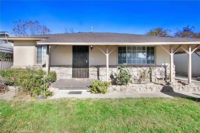 single story home featuring a front yard