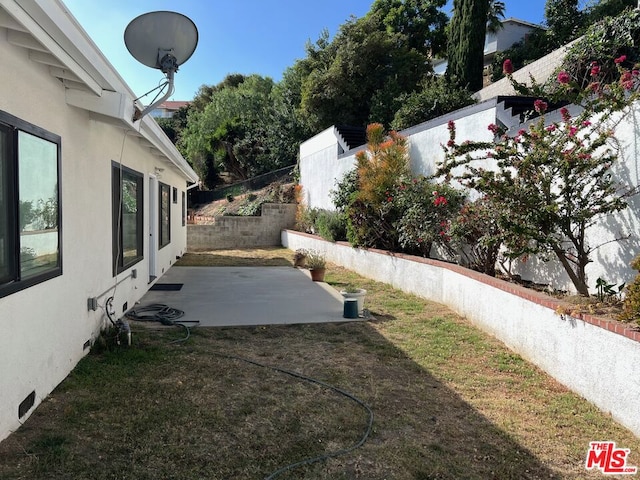 view of yard featuring a patio