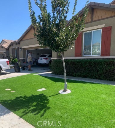 view of front of home featuring a front yard