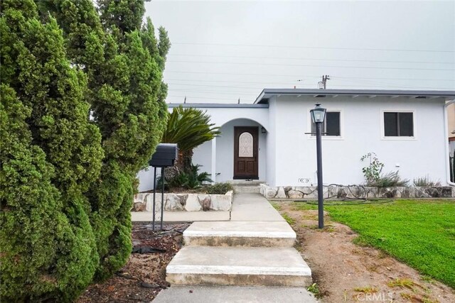 view of front of house with a front yard