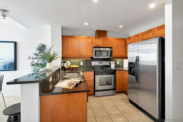 kitchen featuring a breakfast bar, kitchen peninsula, sink, stainless steel appliances, and light tile patterned floors