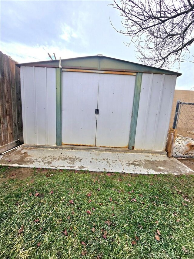 view of outdoor structure with a yard