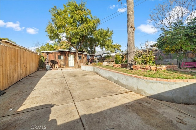 view of yard with a patio area and an outdoor structure