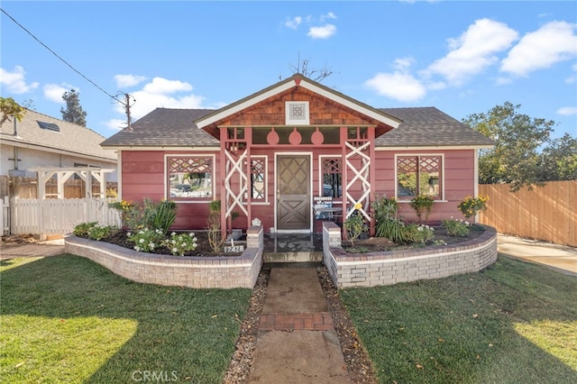 view of front facade with a front yard