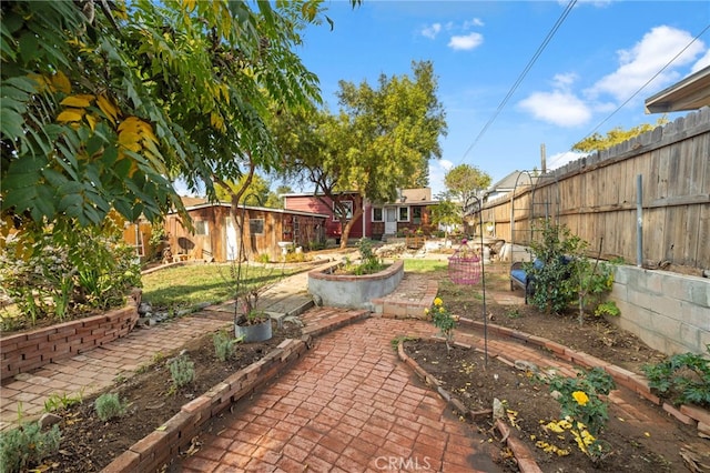 view of yard featuring an outbuilding