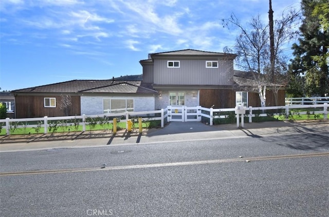 view of front of home featuring a fenced front yard