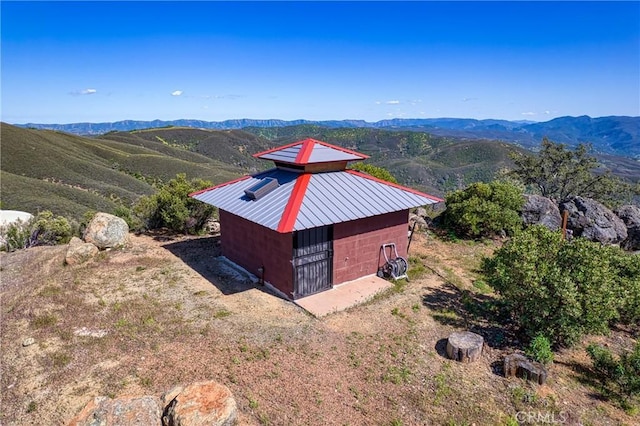 bird's eye view with a mountain view