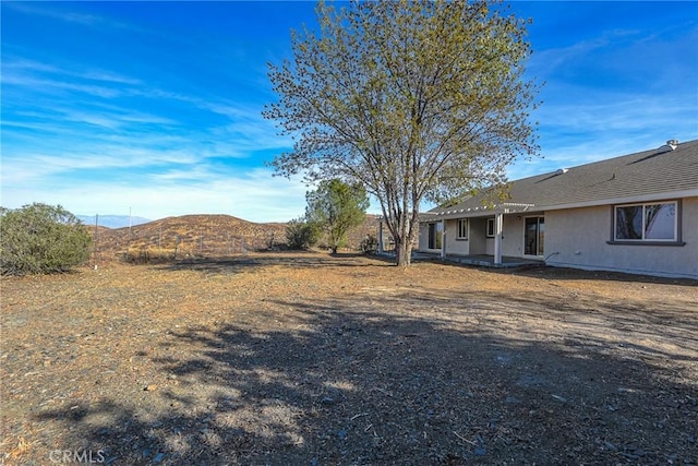 view of yard with a mountain view