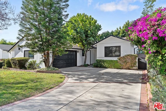 view of front facade featuring a garage and a front yard