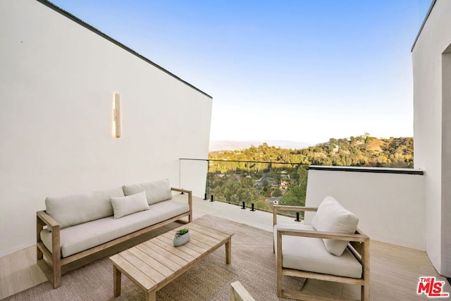 balcony featuring an outdoor hangout area