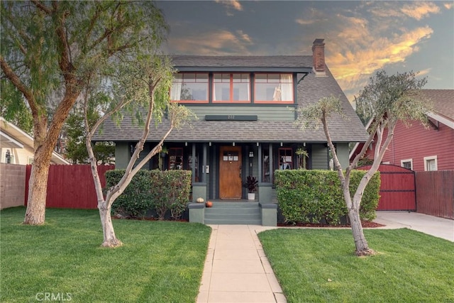 view of front of house featuring a yard