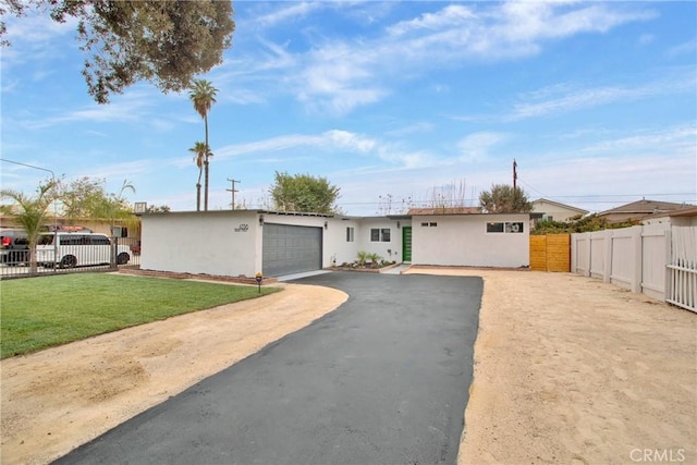 single story home with a front lawn