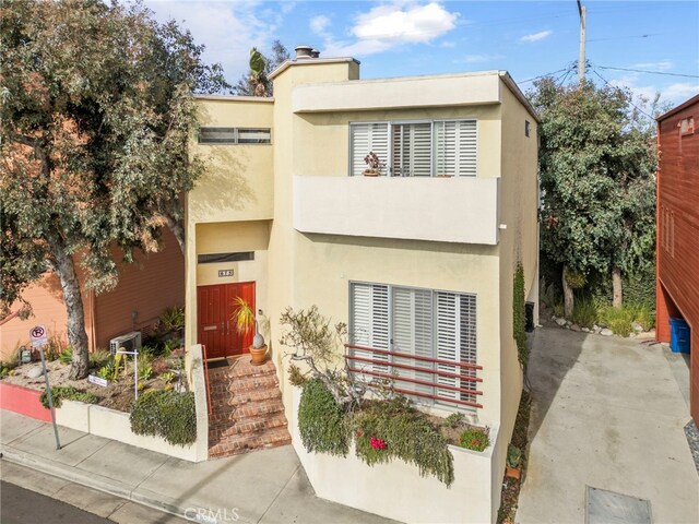 view of front of home featuring a balcony