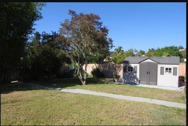 view of yard with a storage unit